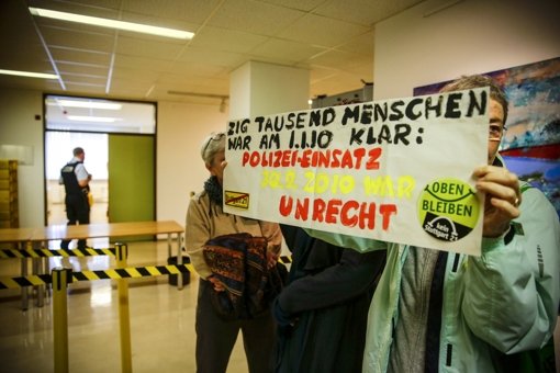 Viele Demonstranten, die am 30. September 2010 im Park dabei waren, verfolgen das Verfahren am Verwaltungsgericht – unter ihnen auch Dietrich Wagner. Foto: Lichtgut/Leif Piechowski