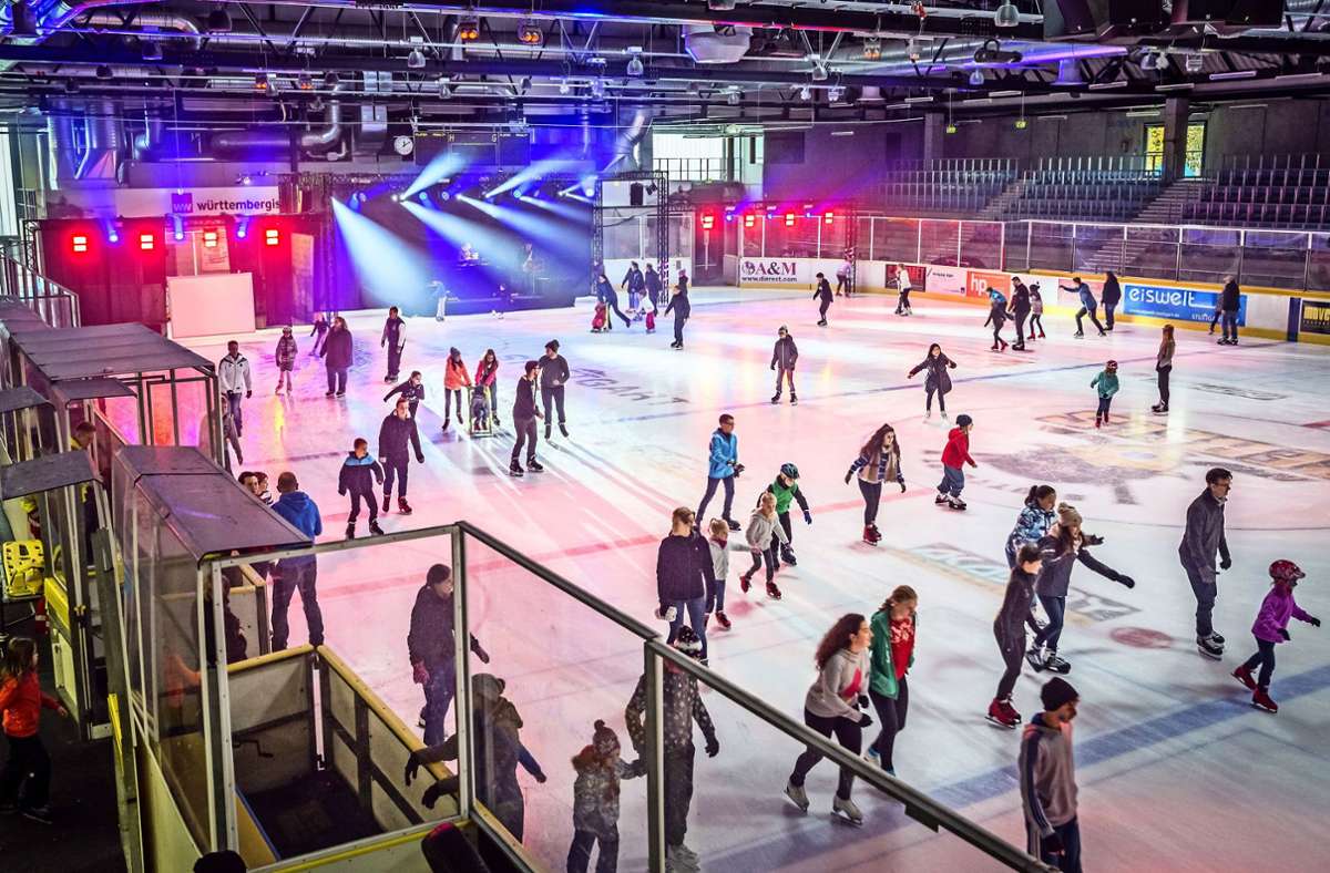Mittwoch: Noch bis 26. März hat die Eiswelt Stuttgart auf der Waldau geöffnet. Die Laufzeiten sind auf der Internetseite der Stadt Stuttgart zu finden. Mittwochs, freitags und sonntags kann man in den Abendstunden bei buntem Licht und Musik seine Runden übers Eis drehen.