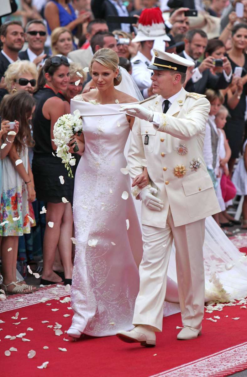 2011: Zur Hochzeit mit Albert trägt die frischgebackene Fürstin Charlène die Haare in einem eleganten Knoten.