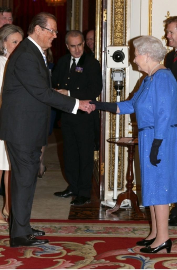Queen Elizabeth II und Roger Moore