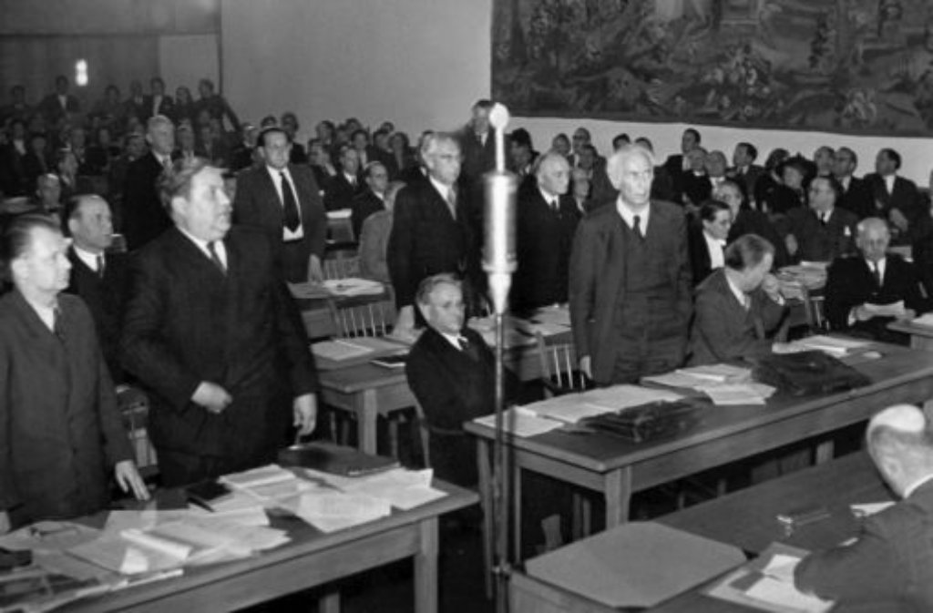 Heuss ist einer der Väter des deutschen Grundgesetzes: 1949 sitzt er im Parlamentarischen Rat, formuliert unter anderem die Präambel des Gesetzestextes.