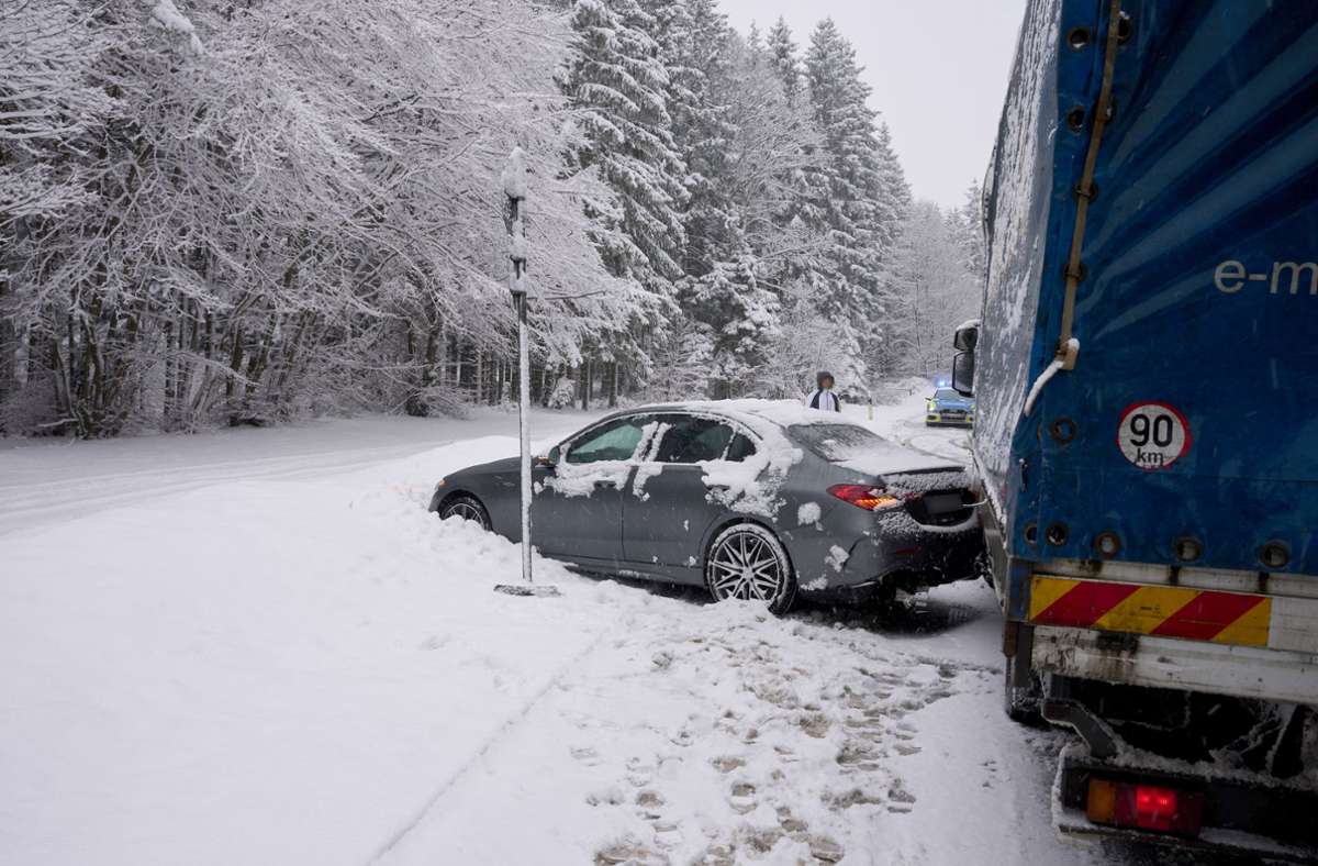 In der Nähe des Nürburgrings kam es wegen des Wintereinbruchs zu einem Unfall.
