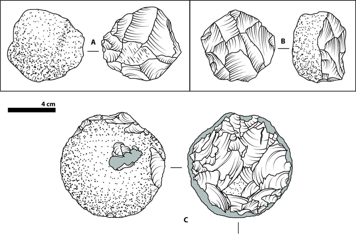 Die 2,6 Millionen Jahre alten (links oben) und die 1,7 Millionen Jahre alten (rechts oben) Steinwerkzeuge der Oldowan-Zeit ähneln durchaus denen aus dem Experiment im 21. Jahrhundert (unten).