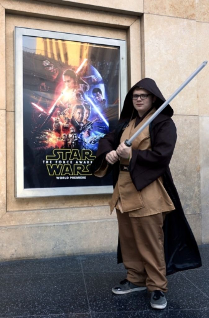 Am TCL Chinese Theatre in Hollywood posiert ein Fan vor einem Filmplakat als Jedi-Ritter.