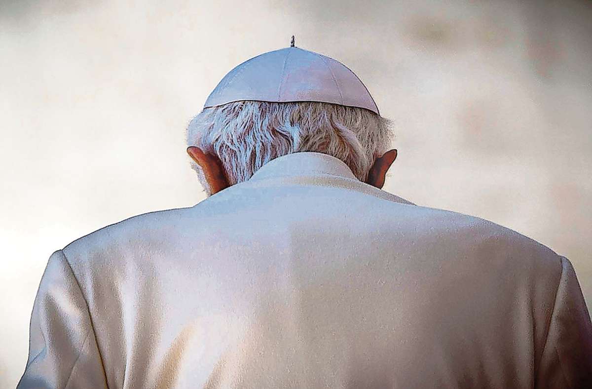 11. Februar 2013: Papst Benedikt XVI. kündigt vor Kardinälen in Rom seinen Rücktritt zum 28. Februar an. Er verfüge nicht mehr über die Konstitution, die ein Papst benötige, um seine Aufgaben zu erfüllen. Die Welt ist – gelinde gesagt – verblüfft.