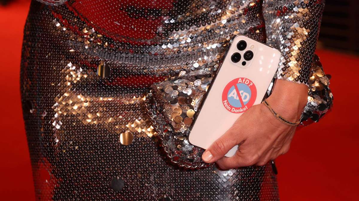 Subtil als Sticker auf dem Smartphone – Schauspielerin Jessica Schwarz sagt Nein zur AFD.