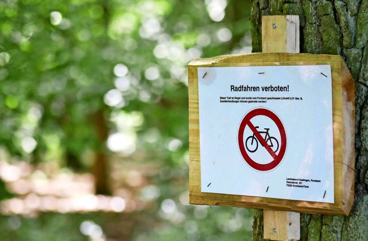 In Stetten haben Downhiller einen illegalen Trail angelegt. Das Landratsamt hat nun Schilder aufgehängt, die auf die Illegalität hinweisen. Dagegen wurde demonstriert. Foto: Eileen Breuer
