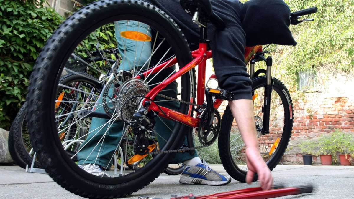 Stuttgart-Bad Cannstatt: Polizei durchsucht erneut Wohnung von notorischem Fahrraddieb
