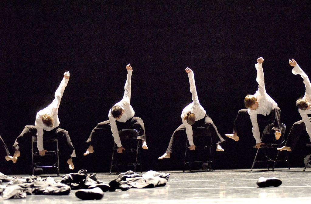 Szene aus der Choreografie „Minus 16“ von Ohad Naharin