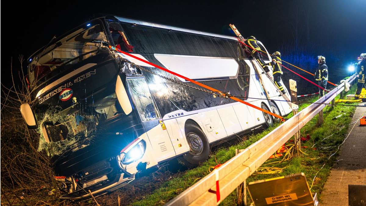 A44 in Nordrhein-Westfalen: Erneut schwerer Busunfall mit vielen Verletzten