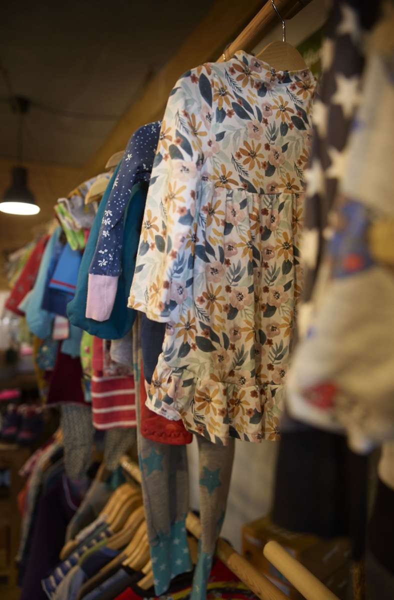 Alle Klamotten im Laden sind entweder von ihr selbst genäht oder gebrauchte selbst genähte oder Bio-Kleider.