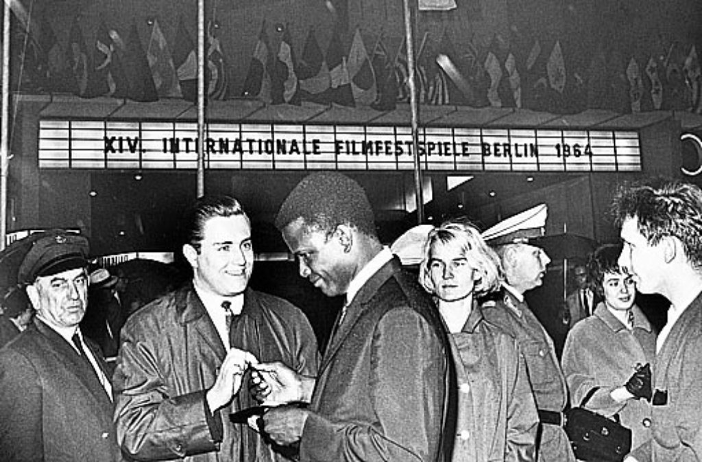 1964: Der "Porgy and Bess"-Star Sidney Poitier besucht Berlin. Im gleichen Jahr bekommt er als erster schwarzer Schauspieler den Oscar für seine Hauptrolle in "Lilien auf dem Feld".
