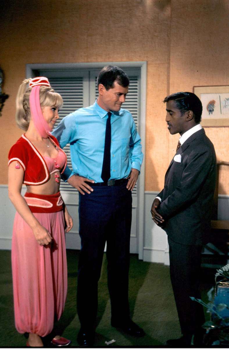 Barbara Eden und Larry Hagman mit Sammy Davis jr. der ebenfalls einen Gastauftritt absolvierte.
