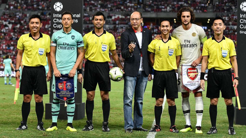  Bei dem Vorbereitungsspiel zwischen dem FC Arsenal und Paris St. Germain reiben sich einige Fans verwundert die Augen. Anstatt einer Münze wird die Kreditkarte des Hauptsponsors für die Seitenwahl der Teams zweckentfremdet. 