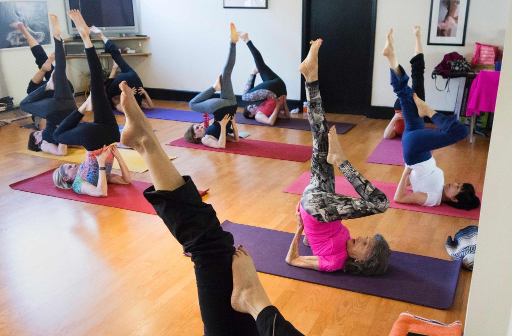 Trotz künstlicher Hüfte ist Tao Porchon-Lynch (im pinken Shirt) unglaublich beweglich und gibt fünf Yoga-Kurse in der Woche.