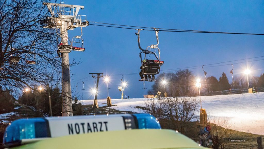 Eine Ski-Arena im Erzgebirge hat nach einem Unfall den Betrieb vorübergehend eingestellt: Ein sechsjähriges Mädchen war aus einem Sessellift gestürzt. 