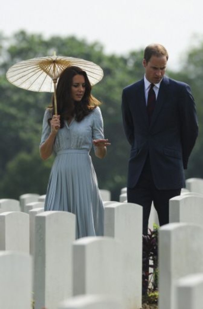 William und Kate beim Besuch eines Soldatenfriedhofs in Singapur.