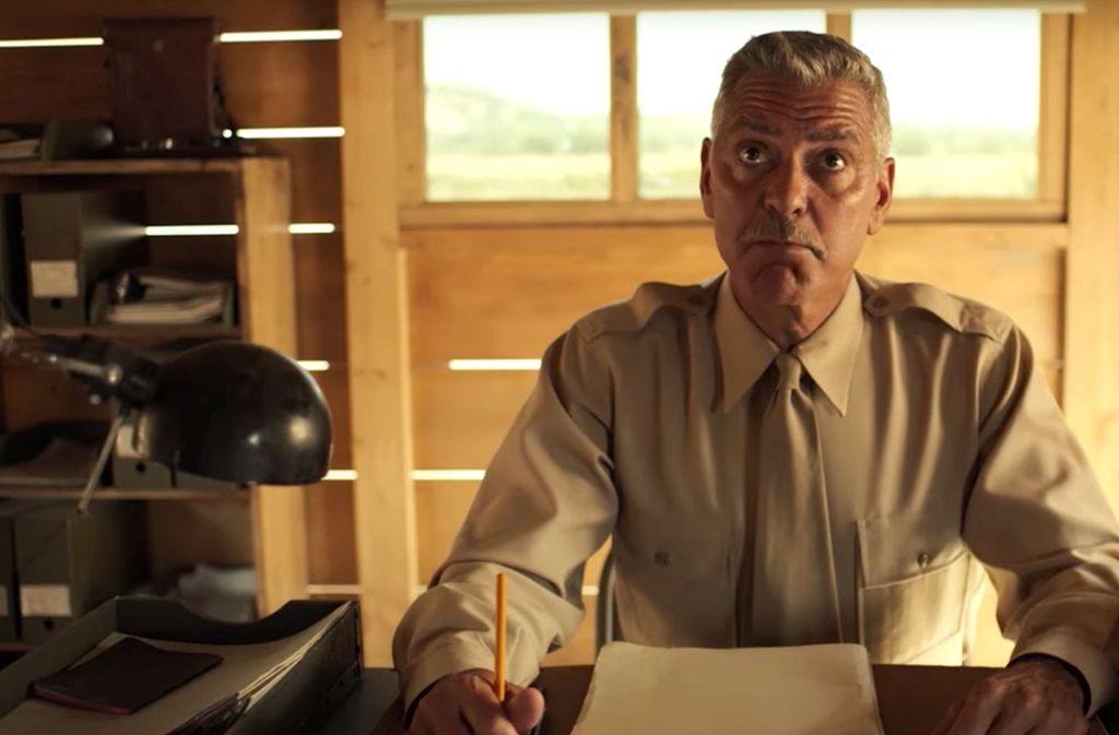 George Clooney spielt den Offizier Scheisskopf, der es im Lauf der Geschichte bis zum General bringen wird.
