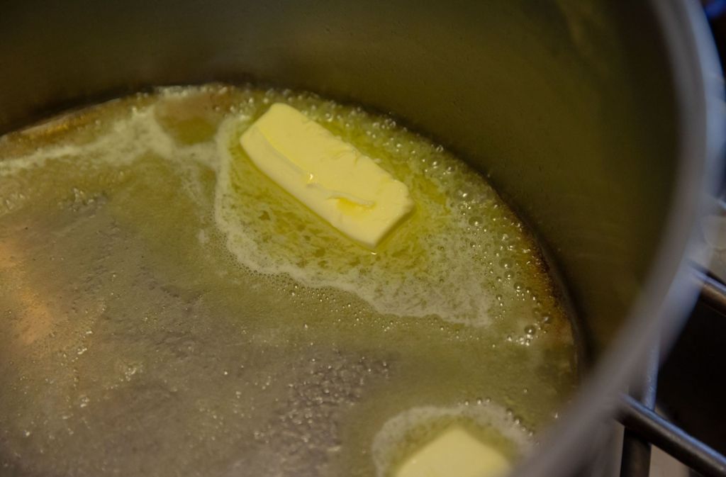 Für die Soße dazu erst die Butter in den Topf . . .