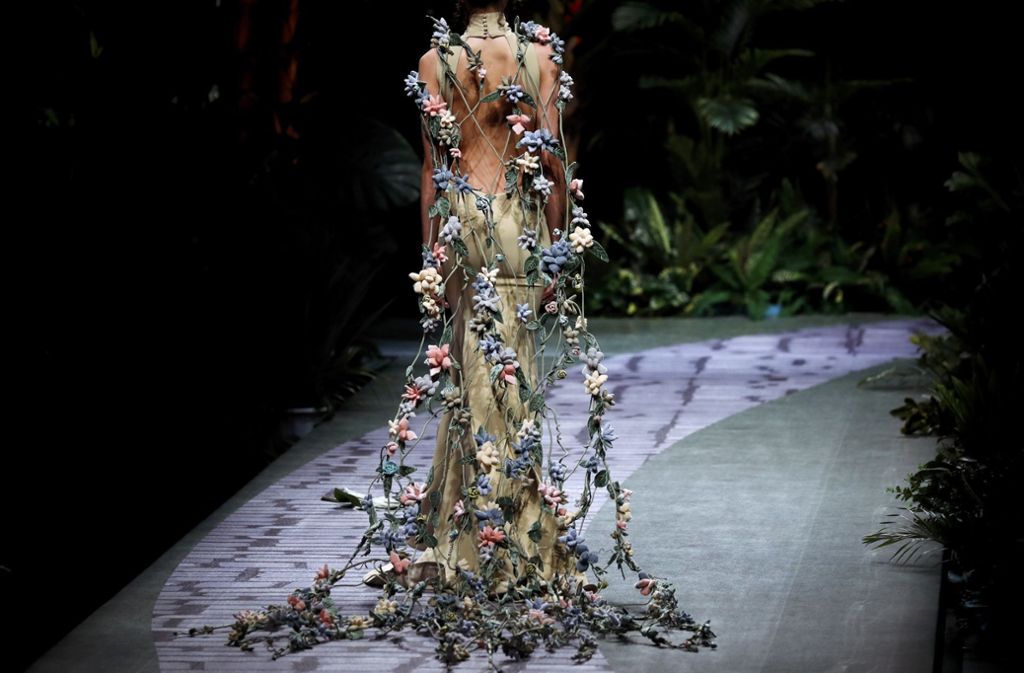 Wer seinen zukünftigen Ehemann bei der Hochzeit überraschen möchte, trägt eine der ausgefallenen und blumigen Kreationen des chinesischen Designers Yu Aiping.