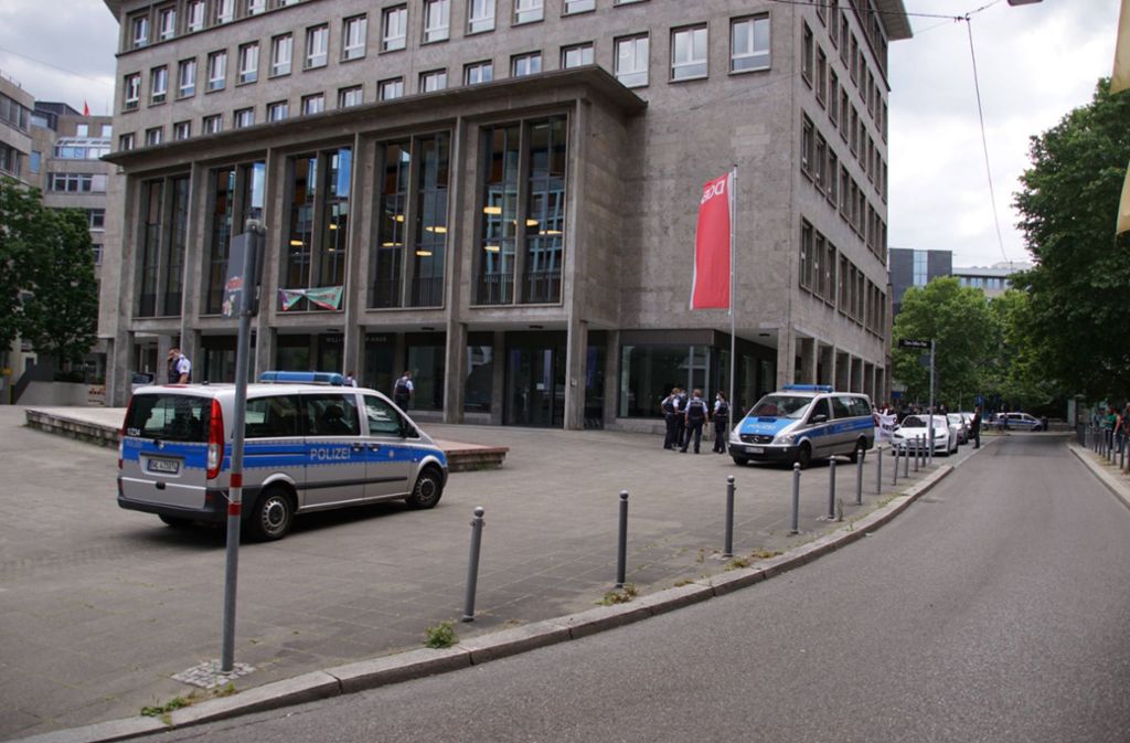 Das DGB-Haus nach dem Polizeieinsatz. Das Banner der Identitären Bewegung wurde mittlerweile wieder entfernt. Foto: 7aktuell.de/Andreas Werner
