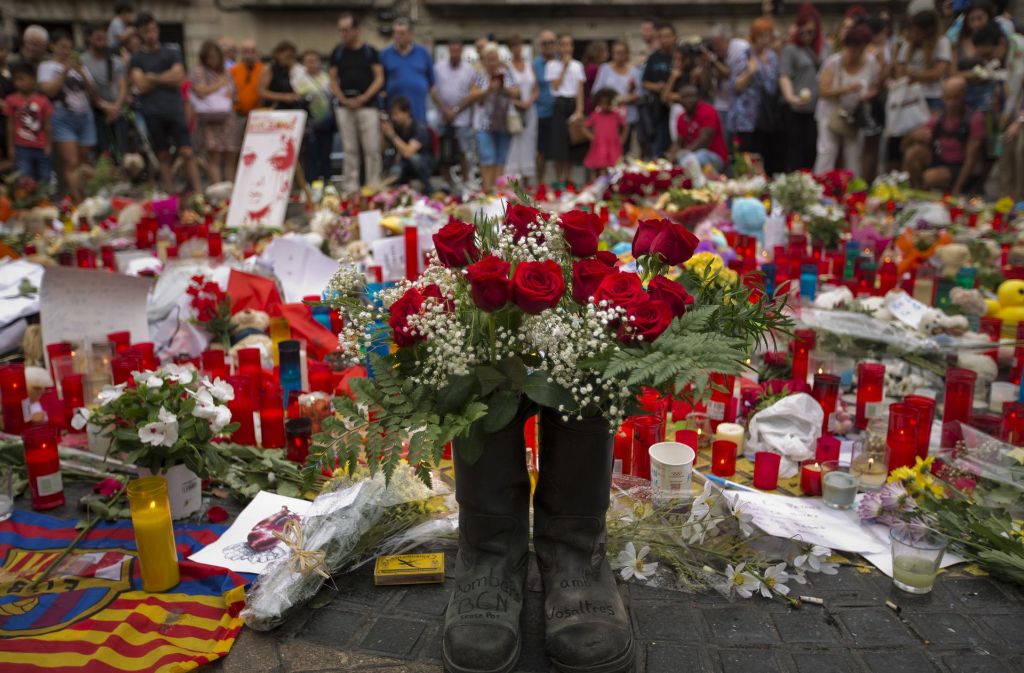 Auf der Flaniermeile Las Ramblas haben zahlreiche Menschen Blumen und Kerzen für die Opfer niedergelegt.