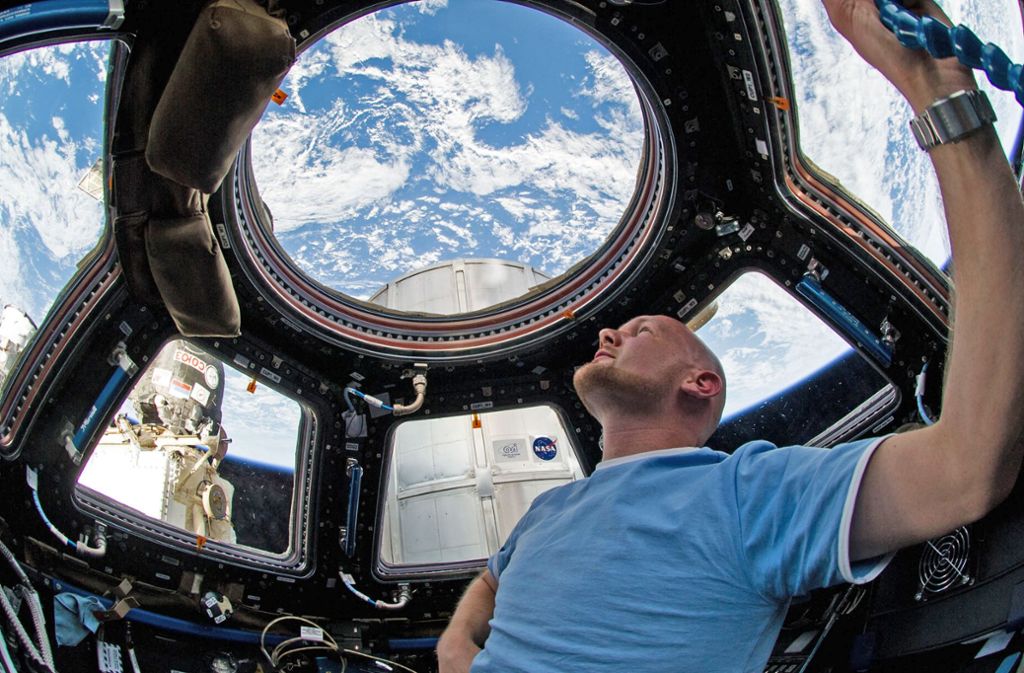 Alexander Gerst blickt im Cupola Aussichtsmodul der ISS auf die Erde.