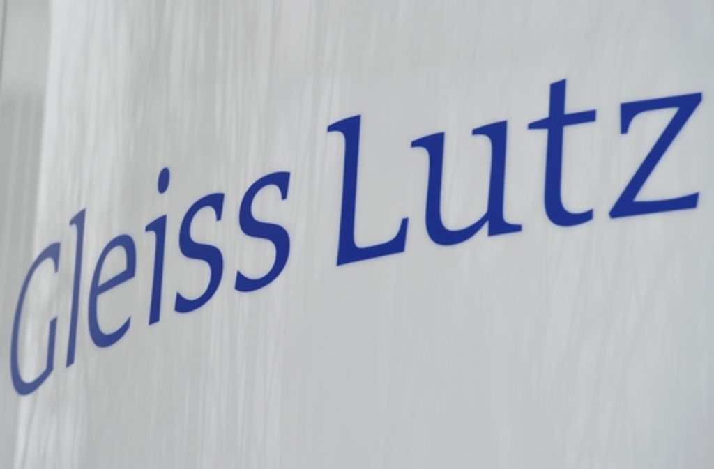 Im Juni 2013 attackiert Mappus vor dem U-Ausschuss seine damaligen Rechtsberater. Es sei eine „Riesensauerei“, wenn die Kanzlei Gleiss Lutz die Verantwortung für das Ausschalten des Parlaments allein ihm zuschiebe.