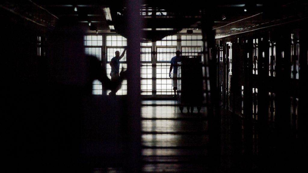  Guido Wolfs Justizressort nimmt zu einem Folterfall unter Gefangenen Stellung und kündigt mehr Zellen an. Das 61-jährige Opfer muss mit lebenslangen Schädigungen leben und ist auf Hilfe angewiesen. 