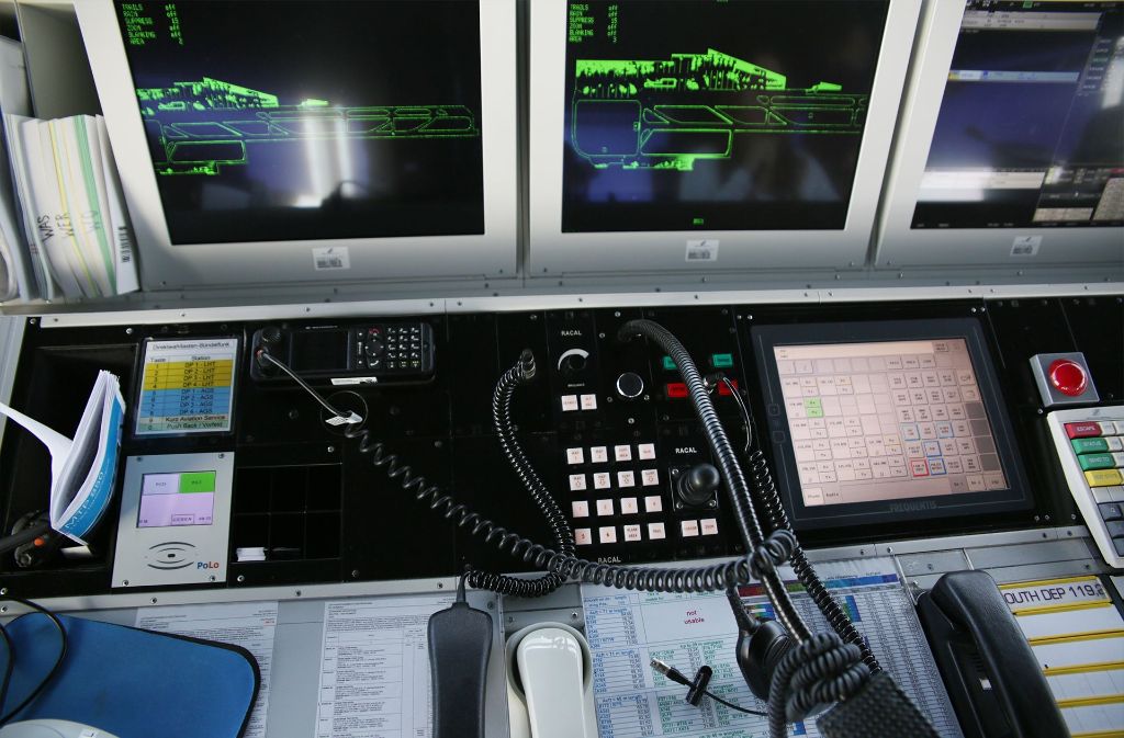 Auch die Rollwege und die Start- und Landebahn erscheinen auf den Monitoren.