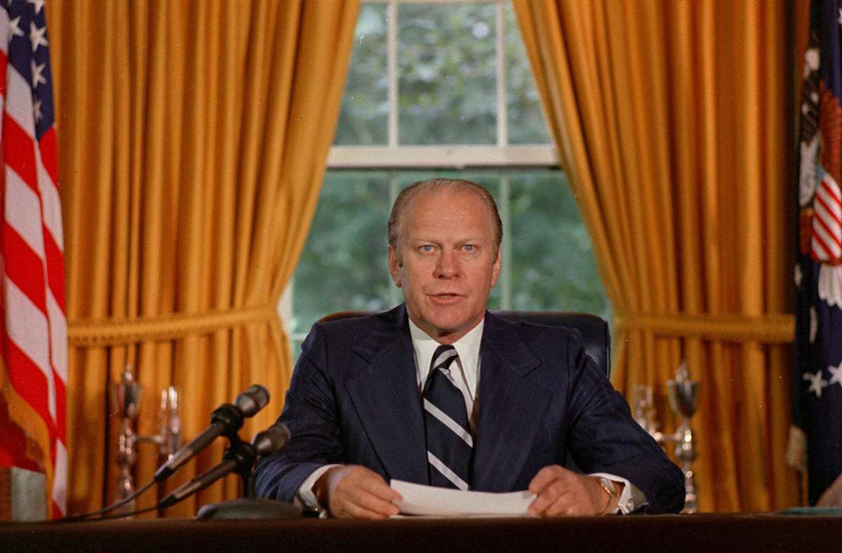 Gerald Ford (1974-1977): Ford folgte als Vizepräsident auf den zurückgetretenen Nixon. Da er weder zum Vizepräsident (wurde von Nixon nach dem Rücktritt Agnews bestimmt), noch zum Präsident gewählt wurde, ist er das einzige amerikanische Staatsoberhaupt, das nicht vom Volk oder den Wahlmännern bestätigt wurde.