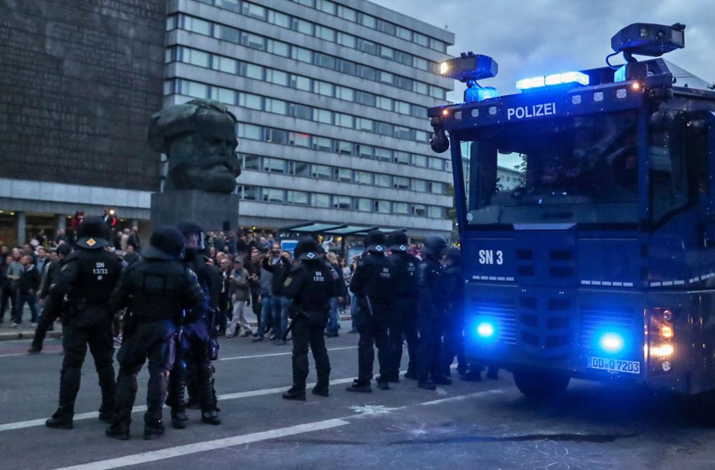 Nach den Ausschreitungen in Chemnitz hat Bundesinnenminister Horst Seehofer (CSU) Sachsen Polizeiunterstützung des Bundes angeboten.