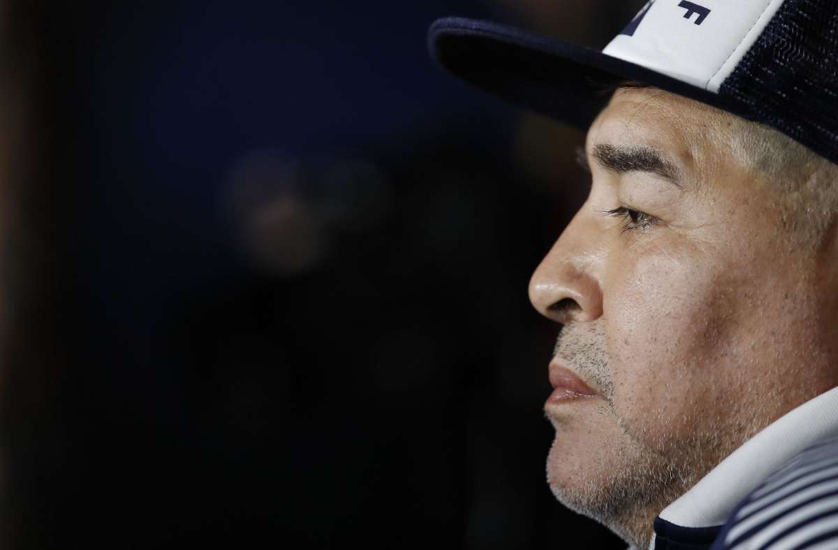 Der verlängerte Arm Gottes ist tot. Diego Maradona, der „Pibe D´Oro“, der Goldjunge, der Stolz einer ganzen Volksseele, hat in seinem Haus in Tigre einen Herzkreislaufstillstand erlitten.