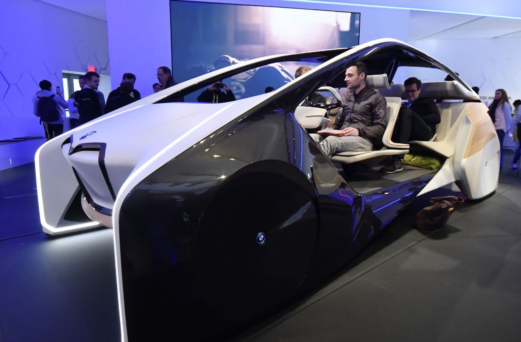 Auch der deutsche Autohersteller BMW zeigt sich zukunftsorientiert. Auf der Technikmesse CES in Las Vegas präsentierte der Konzern sein neues Modell „BMW i Inside Future“.