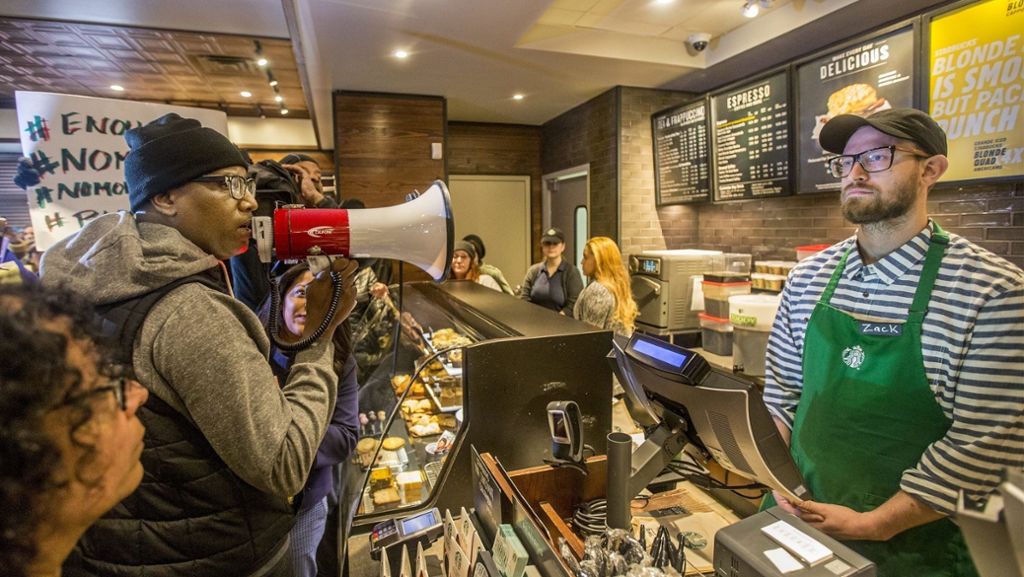  Nach der umstrittenen Festnahme zweier Afroamerikaner in einem Starbucks-Café in Philadelphia haben sich zahlreiche Menschen zu Protestaktionen versammelt. Derweil entschuldigte sich Starbucks-Chef Kevin Johnson für den Vorfall. 