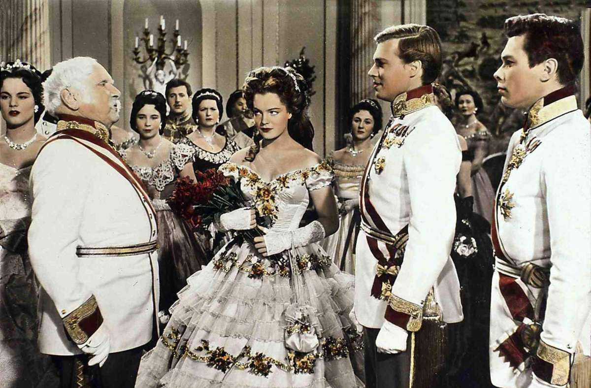 In „Sissi“ mit Romy Schneider (Mitte) als Kaiserin Elisabeth spielte Peter Weck (re.) Erzherzog Karl-Ludwig, den Bruder des österreichischen Kaisers Franz Josef I. (Karlheinz Böhm, Zweiter von re.).
