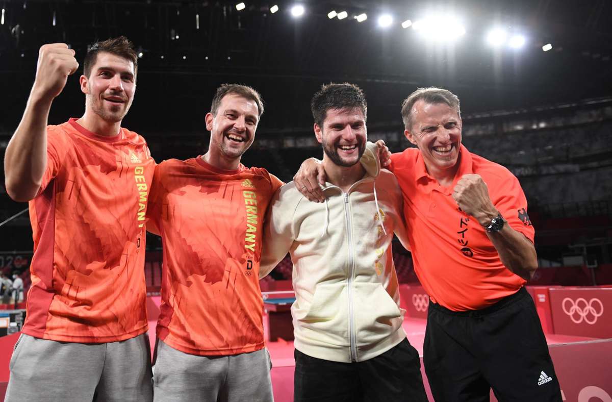 Patrick Franziska, Timo Boll und Dimitrij Ovtcharov mit Trainer Jörg Roßkopf (v.l.n.r.), Silber im Tischtennis mit der Mannschaft