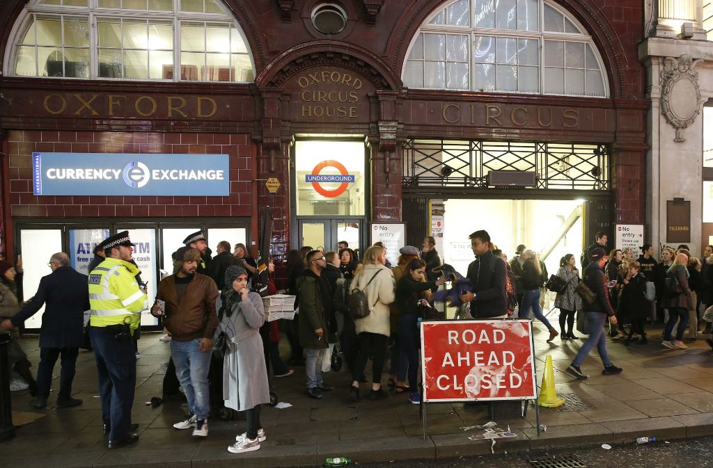 Bewaffnete und unbewaffnete Polizisten sowie die Verkehrspolizei waren nach den Meldungen vor Ort, die U-Bahnstationen Bond Street und Oxford Circus wurden vorübergehend gesperrt.