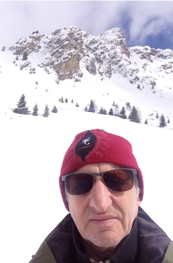 Weiße Berge sind was Schönes: Deshalb steht dem Rockkabarettisten Georg Ringsgwandl die Vorfreude auf den Einsatz seiner Ski immer schon zum frühest möglichen Zeitpunkt ins Gesicht geschrieben.