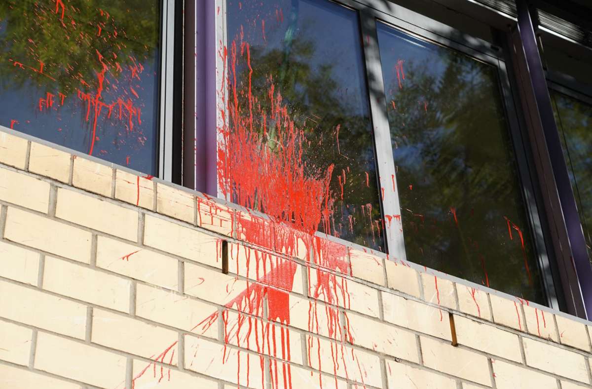 Die Unbekannten warfen Farbbeutel gegen die Fassade.