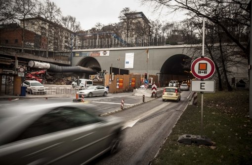 Während in der linken Röhre gesprengt wird, bleibt der Wagenburgtunnel (rechts) gesperrt. Foto: Lichtgut/Leif Piechowski