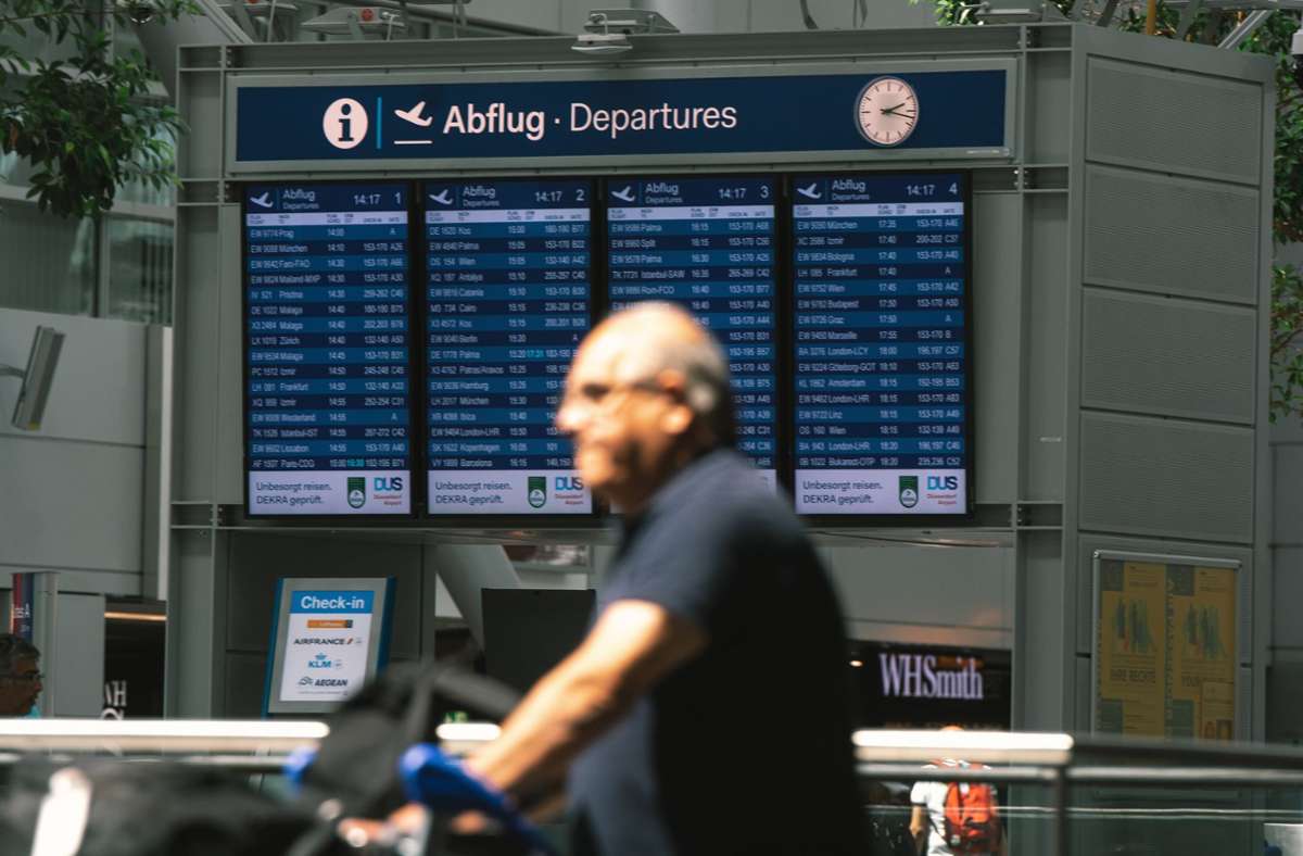 Viele Reisende sind von den derzeit langen Wartezeiten an den Flughäfen und Schwierigkeiten in der Abfertigung überrascht.
