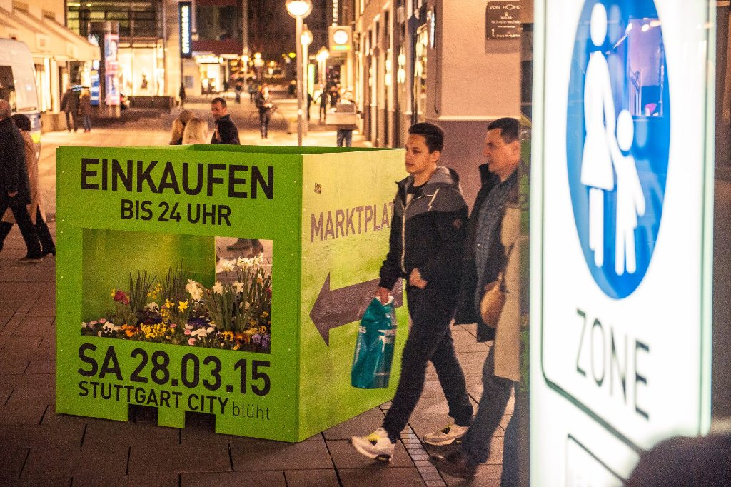 Bis 24 Uhr in den Geschäften stöbern, verschiedenen Bands lauschen oder Häppchen probieren - die lange Einkaufsnacht am Samstag hat nach Stuttgart gelockt.