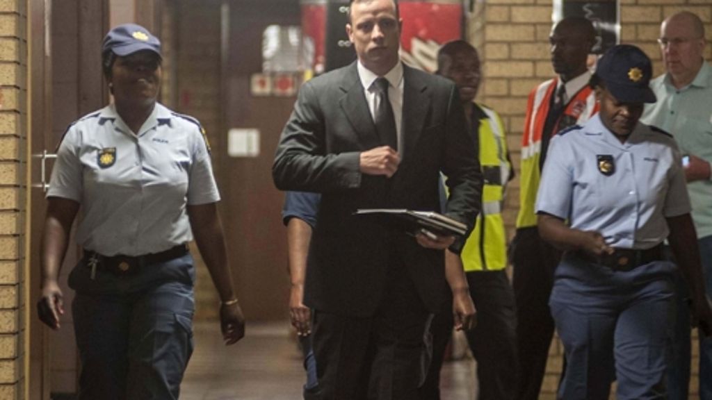  Der wegen Totschlags verurteilte ehemalige südafrikanische Sprintstar Oscar Pistorius ist aus dem Gefängnis in den Hausarrest entlassen worden. Das teilte die Strafvollzugsbehörde in der Nacht zum Dienstag mit. 