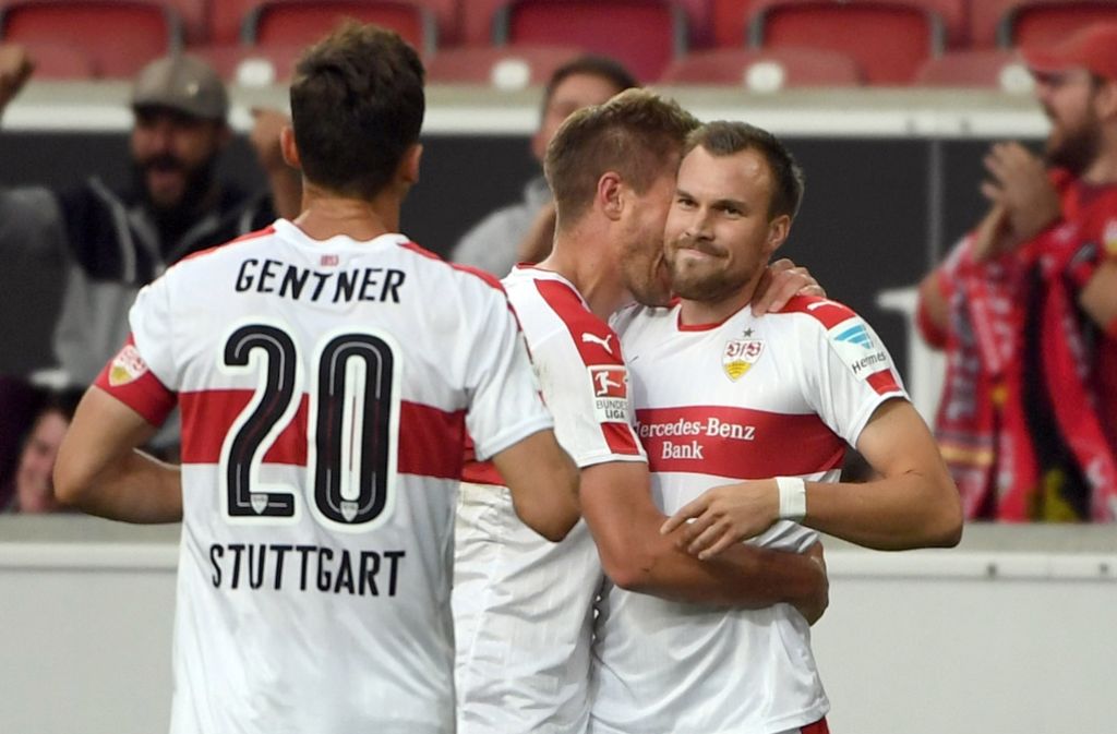 Jubel nach dem 2:0: Torschütze Kevin Großkreutz (rechts) wird von Simon Terodde umarmt und Christian Gentner (links) bejubelt das Tor in der 64. Minute im Spiel gegen Braunschweig.