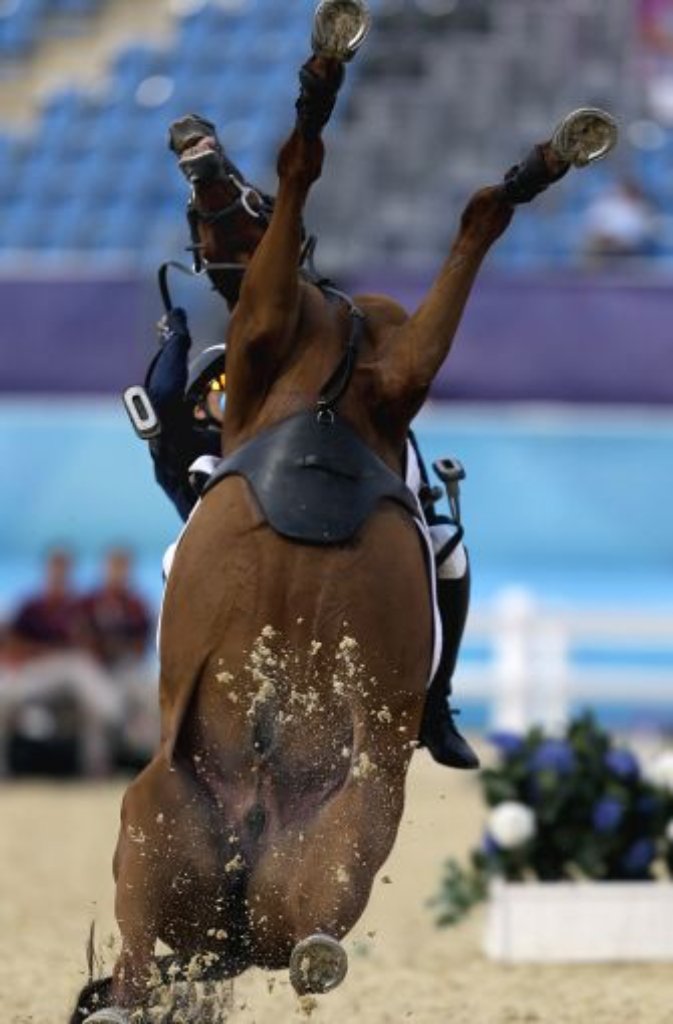 Autsch! Hwang Woojin von Süd-Korea und sein Pferd Shearwater Oscar stürzen beim modernen olympischen Fünfkampf.