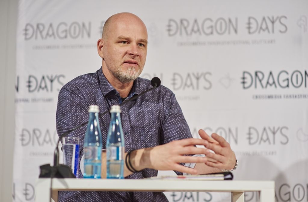 Der Autor Kai Meyer hat zur Eröffnung der Dragon Days erklärt, wie seine Bücher entstehen. Foto: Festival