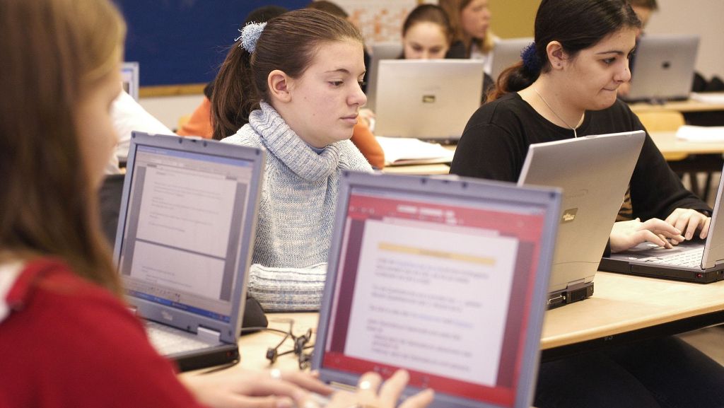 Landesregierung beschließt flächendeckenden Ausbau: Informatikunterricht für alle Schüler