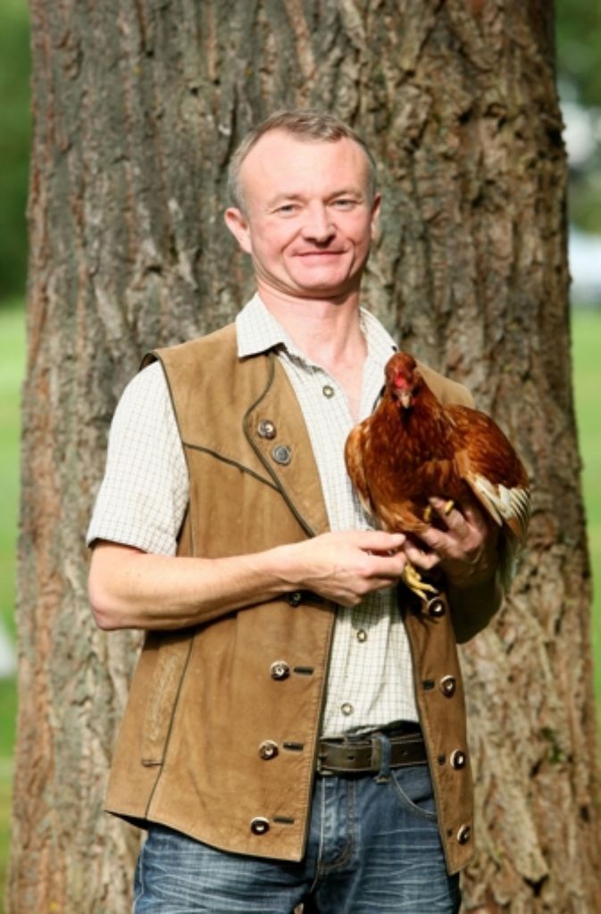 Jürgen (42) – der heitere Hühnerwirt aus Oberfranken. Er betreibt einen Hühnermastbetrieb mit 450 Hühnern, 850 Hähnchen, 200 Küken, 70 Enten, 30 Hasen, 5 Meerschweinchen. Im Nebenerwerb arbeitet er als Messtechniker.