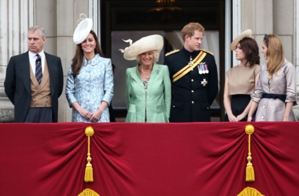Die englischen Royals auf dem Balkon: Prinz Andrew, Herzogin Kate, Camilla, Prinz Harry und die Prinzessinnen Eugenie und Princess Beatrice (von links).